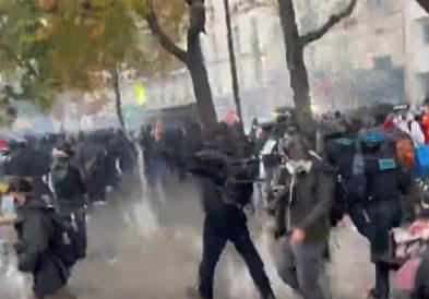 Почна хаосот во Париз: Маскирани демонстранти кршат и ограбуваат (ВИДЕО) 
