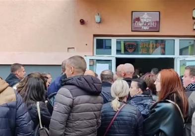 Србите од Косово со автобуси и автомобили масовно заминаа да гласаат во Србија- застој на границата (ВИДЕО)