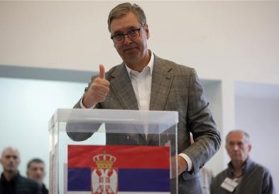 Вучиќ гласаше, откако два часа чекаше во ред со сопругата (ВИДЕО)
