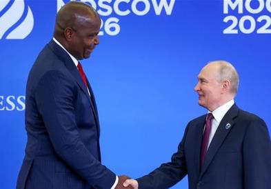 Путин му беше домаќин на африкански претседател, висок 204 сантиметри- сите му се смеат (ФОТО)