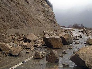 Прекин на сообраќајот на патот Македонски Брод – Скопје поради одрон