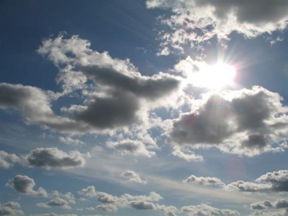 Посвежо со повремен пороен дожд, грмежи и ветер