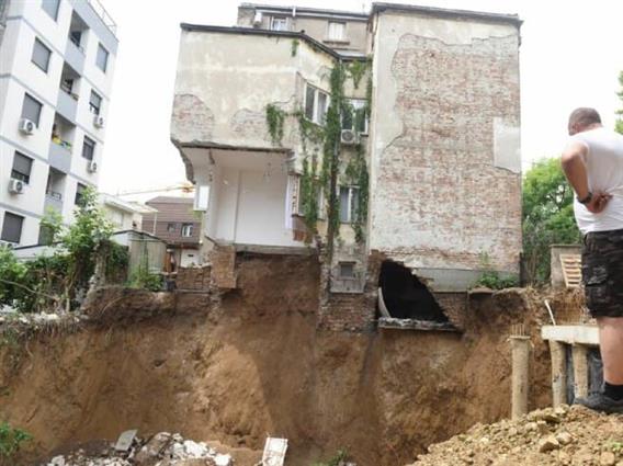 Видео: Се урна зграда во Белград, станарите евакуирани , нема повредени