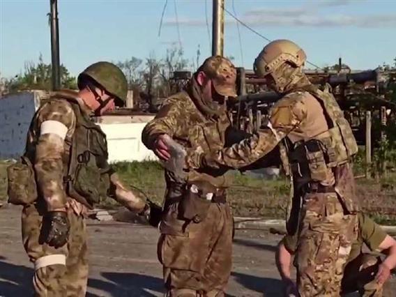 Евакуација или „бело знаме“: Украинските војници од Азовстал пренесени на руска територија
