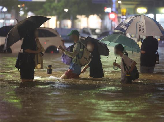 Поплави во Сеул, најмалку седуммина загинати