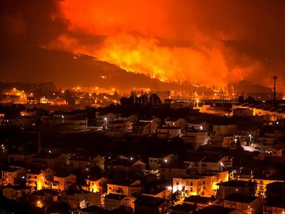 Огромен пожар пустоши низ Португалија, чадот стигнал до Мадрид на 400 километри подалеку(ВИДЕО)