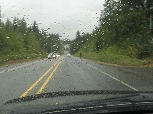 Сообраќајот во државата се одвива непречено по претежно влажни коловози, слаб снег провејува на Попова Шапка