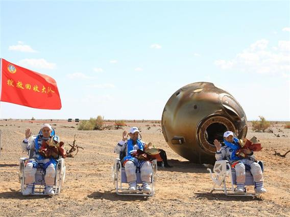 Тројцата кинески астронаути се вратија на Земјата, 6 месеци ја градеа новата вселенска станица
