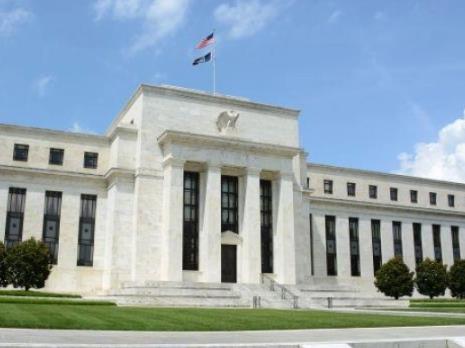 Централната банка на САД ги покачи каматните стапки и покрај глобалните банкарски потреси 