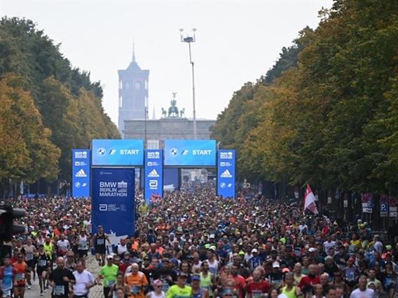 Активистите кои ја обоија Бранденбуршката порта, со закана за маратонот во Берлин 