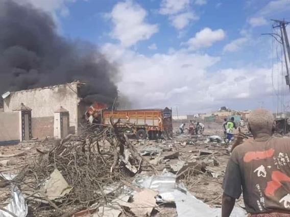 Камион со експлозив се заби во контролен пункт во Сомалија, најмалку 15 загинати (ВИДЕО)