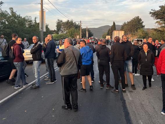 Бугарите на протест против закон на ЕУ: Блокираа автопатишта, се создадоа огромни колони(ВИДЕО)