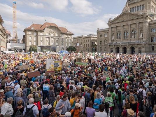 Десетици илјади луѓе се собраа на климатски протести во Швајцарија 