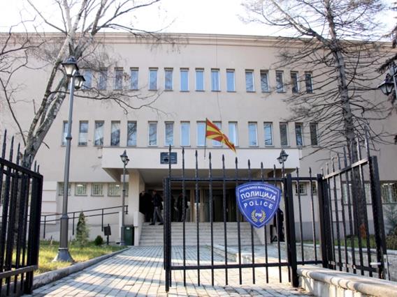 МВР го продолжи работното време на шалтерот за одобренија за патување на малолетници во Скопје