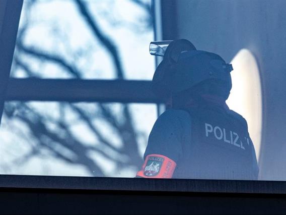 Ужас во Германија: Ментално болен ученик со нож и ножици избодел соученици во гимназија (ВИДЕО)
