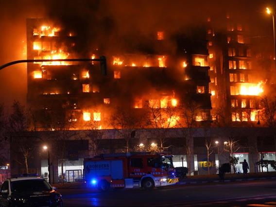 Расте бројот на жртви во страшниот пожар во висококатниците во Валенсија (ВИДЕО)