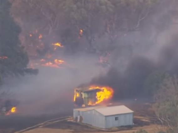 Горат куќи во пожарите во Австралија