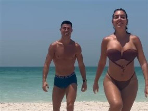 Видео: Кристијано и Георгина уживаат на плажа