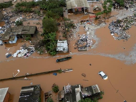 Бразил е погоден од најголемите поплави во последните 80 години- најмалку 37 загинати (ВИДЕО)