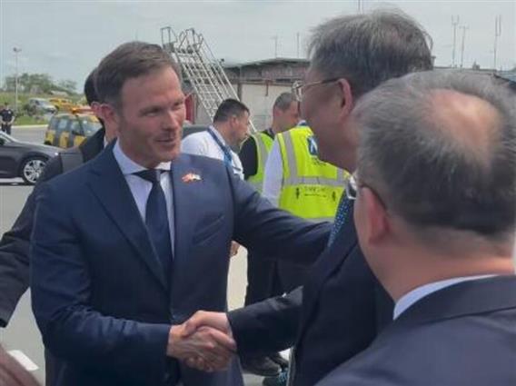 Слета првиот авион со кинеска делегација во Белград, со Си ќе пристигнат 400 претставници 