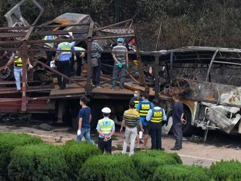 Деветмина загинати во Кина при судир на камион со патничко комбе 
