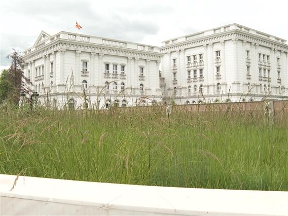 Израснатата трева во дворот на владата „ги скара“ Џафери и Арсовска