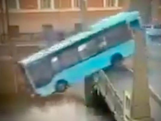 Автобус полн со патници пропадна во река среде Санкт Петербург- најмалку 7 загинати (ВИДЕО)