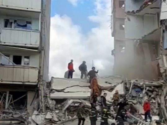 Русите објавија снимка од разрушена зграда по украинскиот напад- загинаа 7 луѓе (ВИДЕО)