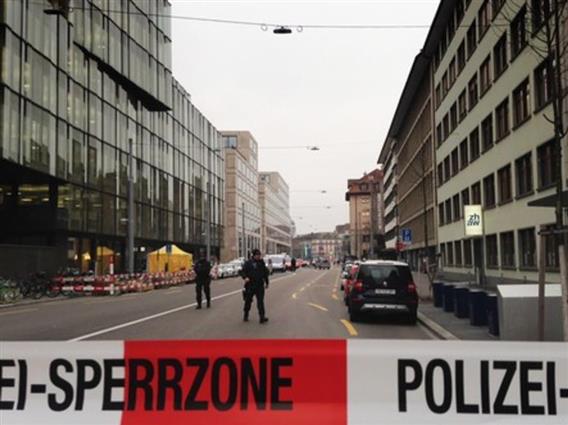 Напад со нож во Швајцарија: Среде улица се повредени неколку минувачи (ФОТО)