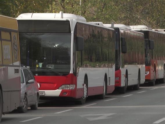 Приватните превозници се вратија во сообраќај, дел од скопските населби и натаму имаат проблем со сметот  