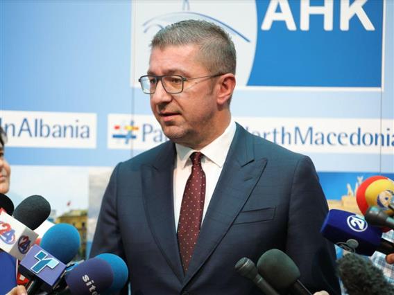 Премиерот Мицкоски и министерот Љутков во посета на објектот на Универзална сала