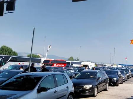Зголемена фреквенција на возила надвор од градските средини, на ГП Табановце за влез се чека околу еден час