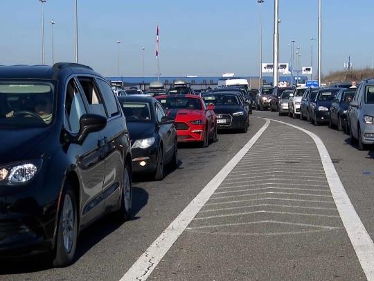 Околу половина час се чека за излез од државата на премините „Дојран“ и „Табановце“, ГП Евзони блокиран за сообраќај