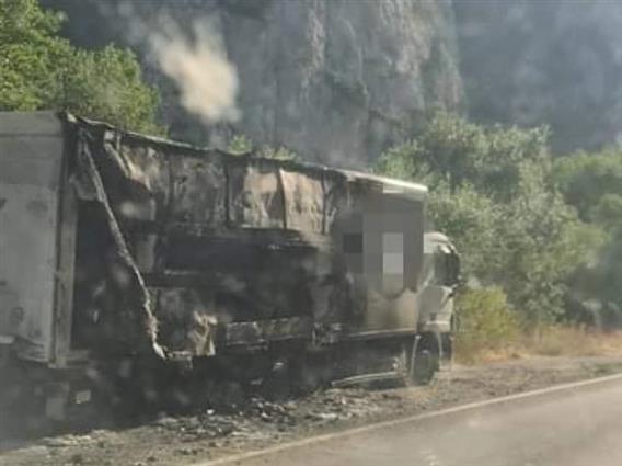 Покрај опожарено товарно возило со приколка на автопатот Велес-Скопје пронајден починат маж
