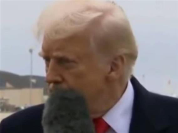 Видео: Новинар го удира Трамп со микрофон во лице, многумина ја коментираат неговата реакција