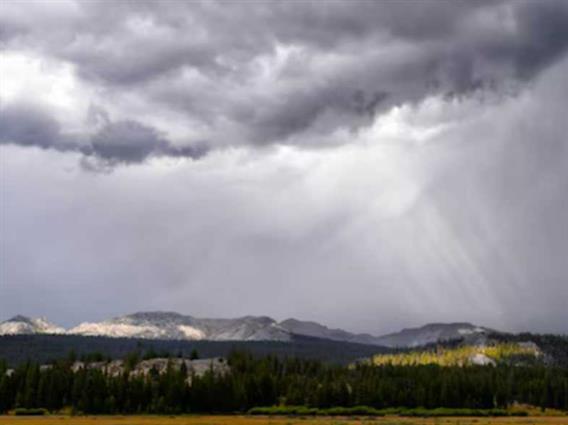Променливо време со силен ветер и дожд од средината на неделата
