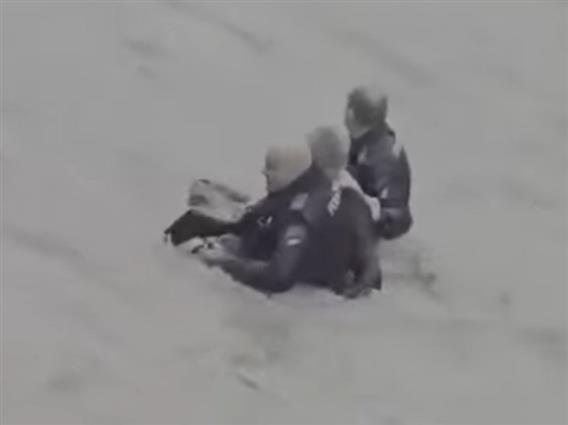 Драма во Тузла: Полицајци скокнаа во река во потера по криминалец- двајца исчезнаа (ВИДЕО)