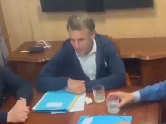 Елисејска палата: Белиот предмет на бирото на Макрон е марамче, а не дрога