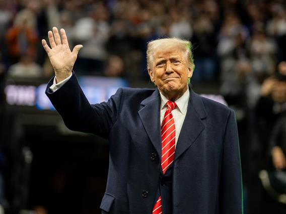 Трамп бара одземање на лиценците на Еј-Би-Си и Ен-Би-Си поради „пристрасно известување“