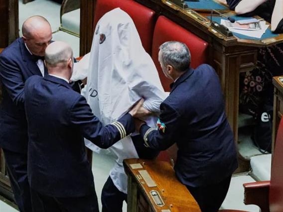 Пратеник влета во италијанскиот парламент маскиран како дух, бара референдум (ВИДЕО)