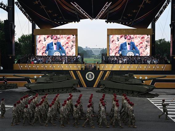Трамп на воената парада во САД: Нашите војници доаѓаат по секој што ја загрозува Америка