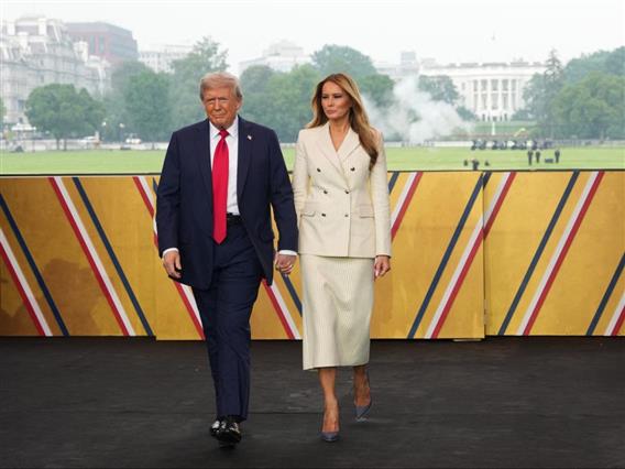 Меланија Трамп му испрати предупредување на Бајден пред тужба: Тврдел дека со Трамп ја запознал Епштајн, скапо ќе го чини тоа