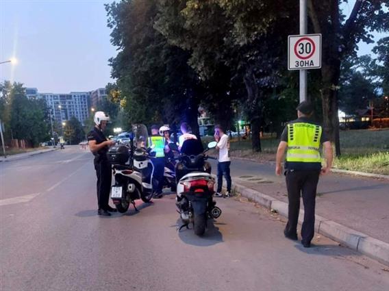 Во Скопје поради возење без кацига санкционирани десетици возачи на мотори