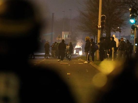 Повредени десетина полицајци во вооружени масовни напади во Лимож- запалени возила, фрлени молотови коктели (ВИДЕО)