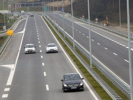 Сообраќајот надвор од градските средини е зголемен, на ГП Табановце за излез се чека околу 10-15 минути