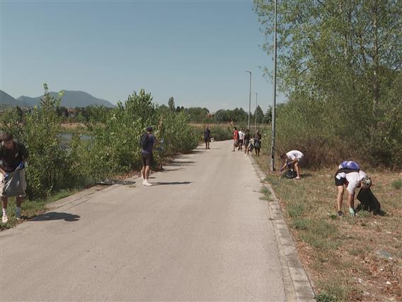Бројни граѓани се вклучија во чистењето на Вардар – може ли да се врати стариот сјај на симболот на Скопје?