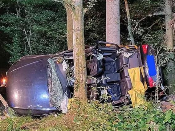 Две брачни двојки загинаа во Германија- со автомобилот се забиле во дрво (ВИДЕО)