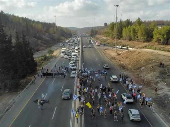 Главните автопатишта во Израел затворени поради протести со кои се бара прекин на војната во Газа