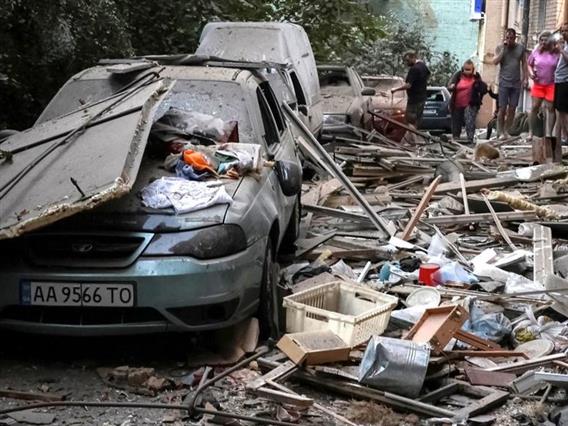 Најмалку 17 загинати и десетици повредени во руски напад врз Киев, меѓу жртвите и деца