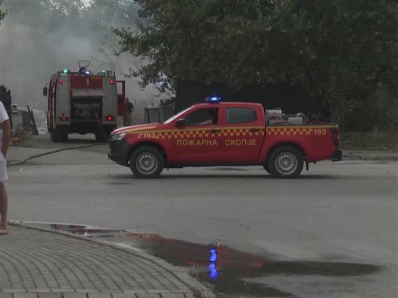Еден полицаец во тешка состојба поради вдишан чад при вчерашниот пожар кај СЦ Борис Трајковски